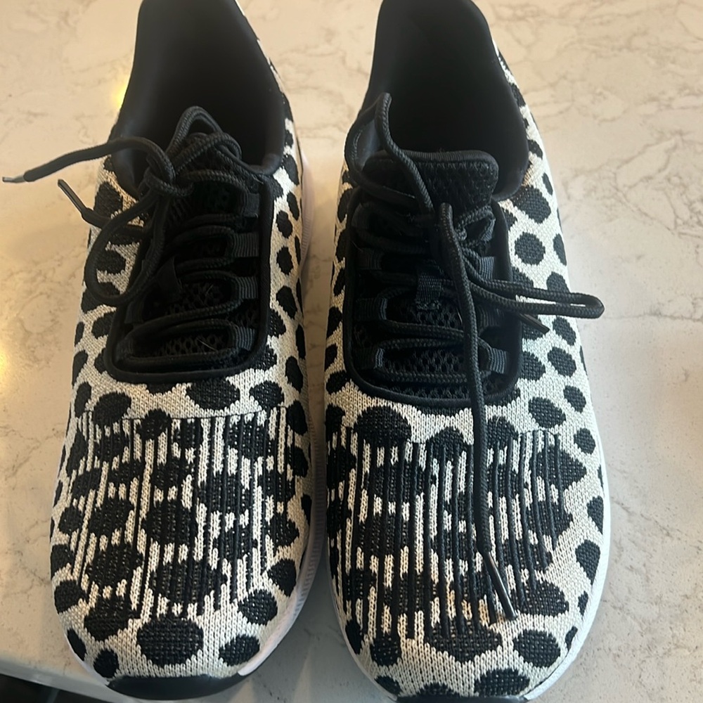 Ladies 8 1/2 Comfort Fit Memory Foam Athletic Shoes NWOT